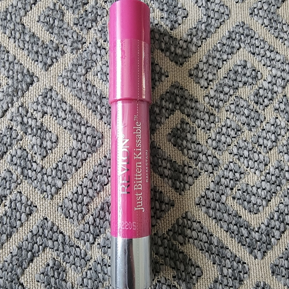 NWT REVLON JUST BITTEN KISSABLE LIP STAIN/BALM
